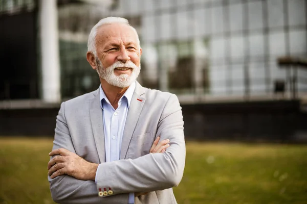 Retrato Livre Empresário Sênior Frente Prédio Empresa — Fotografia de Stock