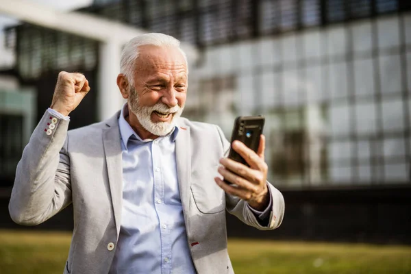 Retrato Livre Empresário Sênior Alegre Frente Edifício Empresa Ele Está — Fotografia de Stock