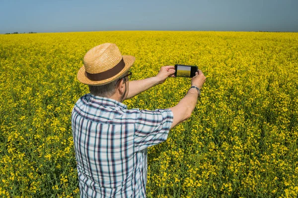 Orgoglioso Agricoltore Anziano Nel Suo Campo Colza Sta Fotografando Sua — Foto Stock