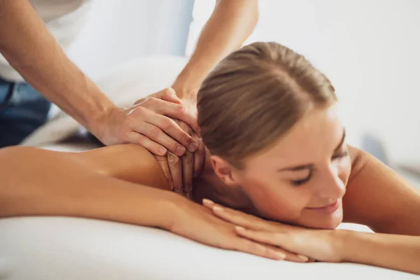 Professional Masseur Doing Therapeutic Massage Woman Enjoying Massage Her Home — Stock Photo, Image