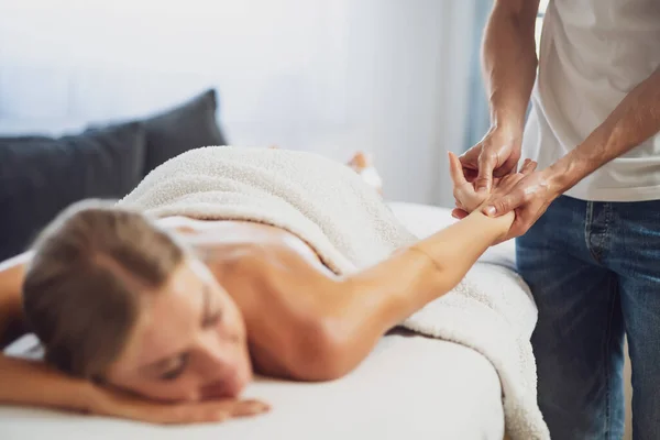 Professionell Massör Som Utför Terapeutisk Massage Kvinnan Njuter Massage Sitt — Stockfoto