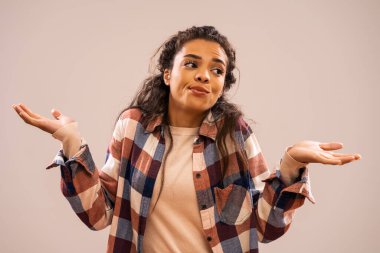 Stüdyo, Afrika kökenli Amerikalı güzel bir kadının portresini çekti.. 