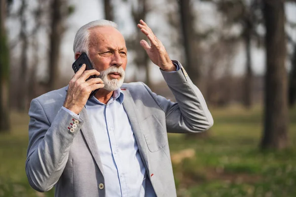 Empresário Sênior Está Falando Smartphone Ele Está Chateado — Fotografia de Stock