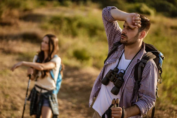 Couple Fait Randonnée Montagne Ils Sont Fatigués — Photo