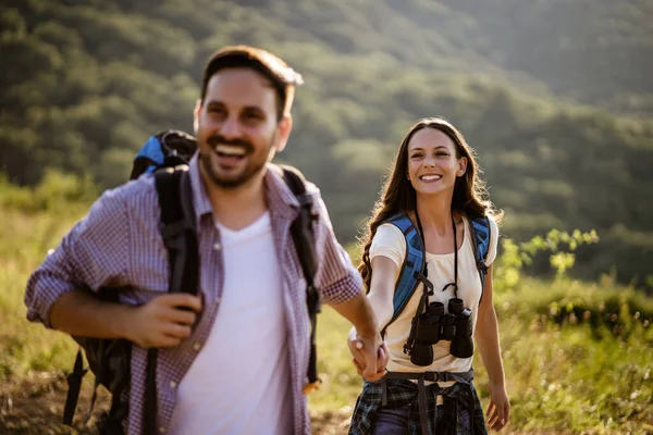 Casal Feliz Está Caminhando Montanha — Fotografia de Stock