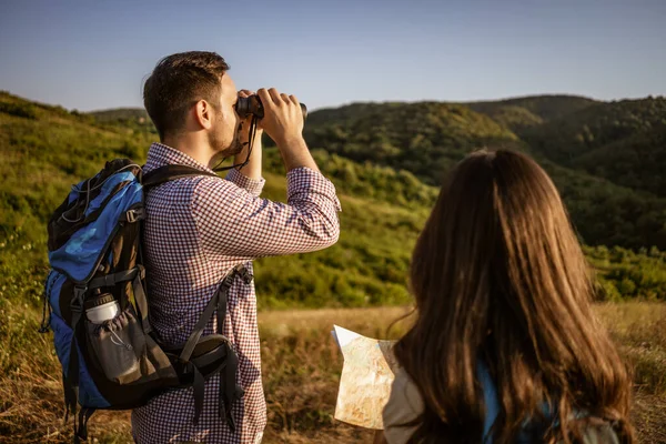 Pareja Feliz Está Excursión Montaña Están Observando Naturaleza Con Prismáticos — Foto de Stock