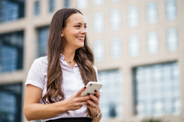 Ritratto Donna Affari Felice Che Digita Smartphone Fronte All Edificio — Foto Stock