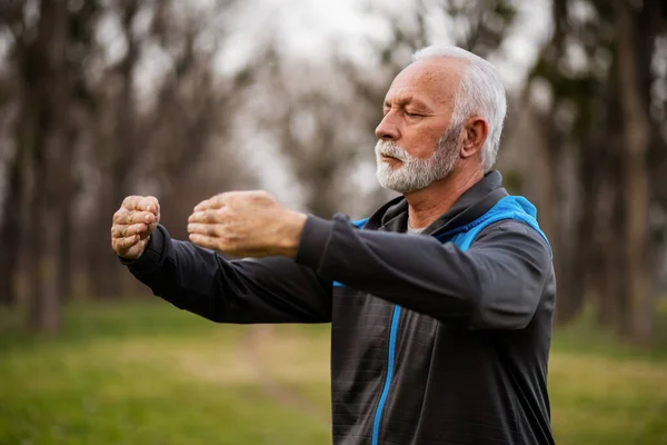 Älterer Mann Praktiziert Tai Chi Übungen Park — Stockfoto