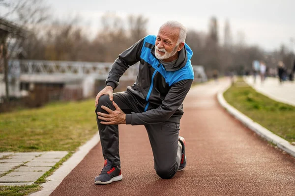 Aktiver Senior Hat Beim Joggen Schmerzen Knie — Stockfoto