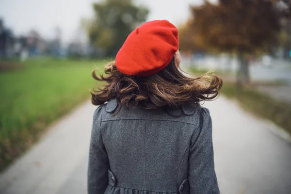 Mujer Caminando Por Calle Vistiendo Abrigo Sombrero Moda — Foto de Stock