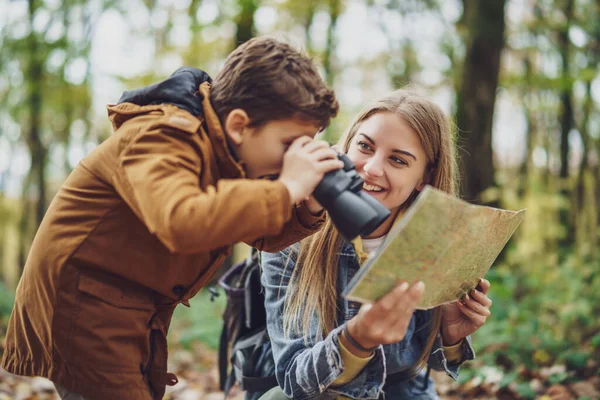 Mãe Filho Felizes Estão Caminhando Floresta Menino Está Assistindo Natureza — Fotografia de Stock