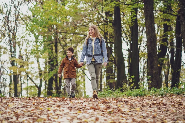 Feliz Madre Hijo Están Excursión Bosque — Foto de Stock