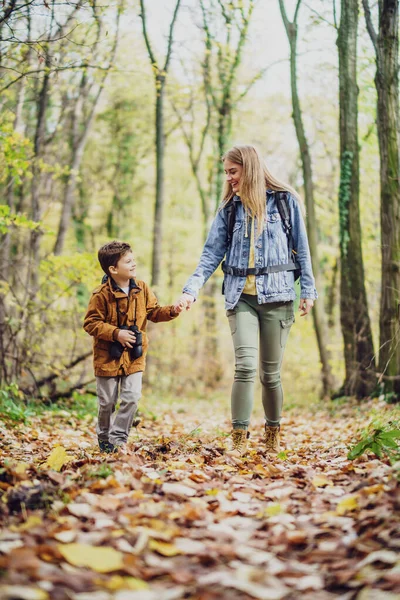 Feliz Madre Hijo Están Excursión Bosque — Foto de Stock