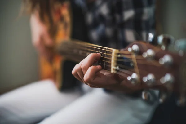 Teenage Girl Playing Guitar Home — Stock Photo, Image