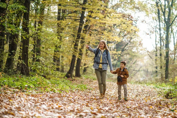 Feliz Madre Hijo Están Excursión Bosque —  Fotos de Stock