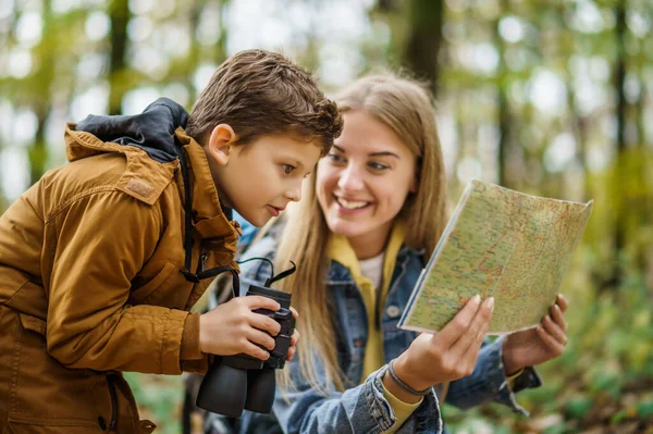 Madre Hijo Felices Están Excursión Bosque Chico Está Viendo Naturaleza —  Fotos de Stock