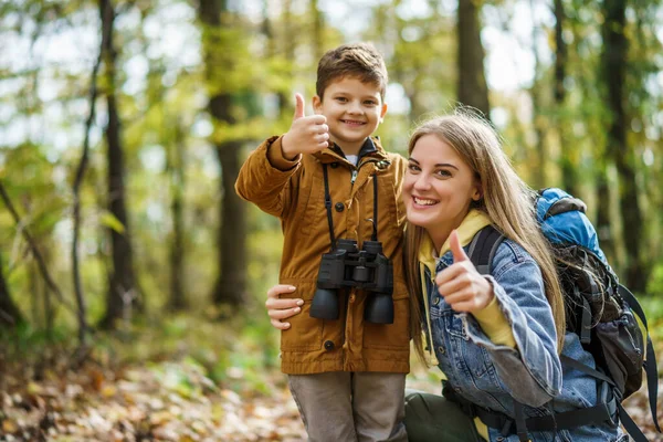 Feliz Madre Hijo Están Excursión Bosque Otoño —  Fotos de Stock