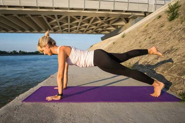 Mladá Žena Cvičí Venku Cvičí Pilates Deska Pohybem Nohou — Stock fotografie