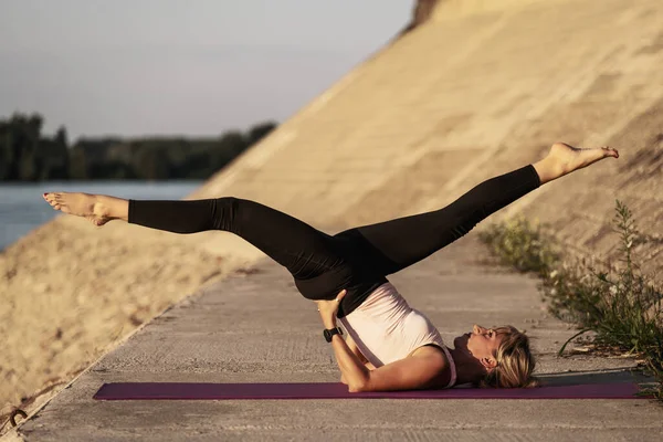 Mladá Žena Cvičí Venku Cvičí Pilates Cvičení Nůžek — Stock fotografie