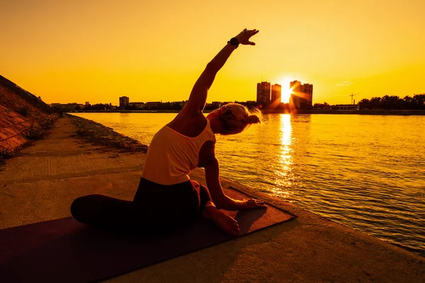 Mujer Ejercitando Pilates Día Soleado Ejercicio Sirena — Foto de Stock