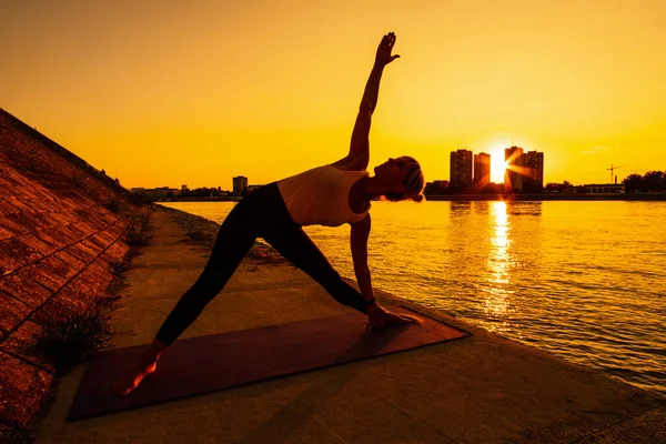 Mladá Žena Cvičí Venku Cvičí Jógu Slunečného Dne Trikonasana Bikram — Stock fotografie