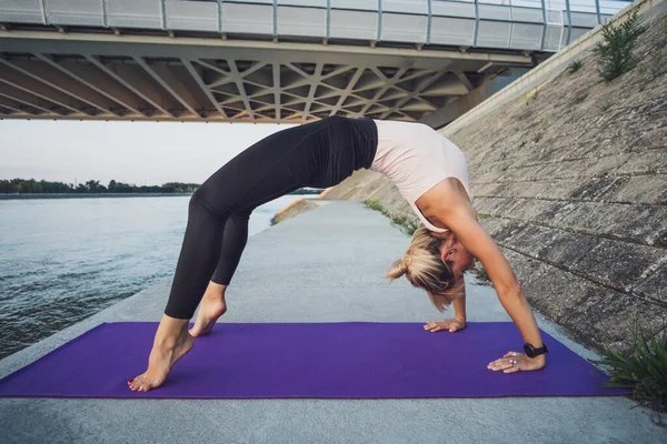 Mujer Joven Está Haciendo Ejercicio Aire Libre Está Practicando Yoga — Foto de Stock