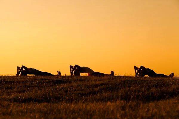 Cours de yoga en plein air — Photo