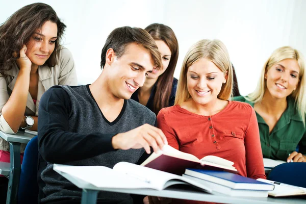 Estudiantes en clase — Foto de Stock