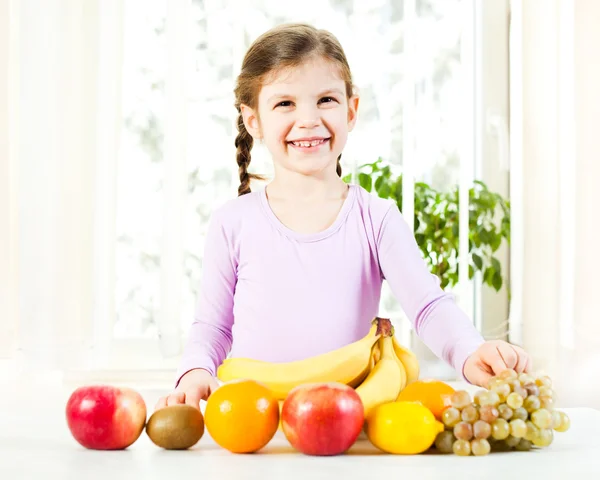 Meyve ile mutlu çocuk — Stok fotoğraf