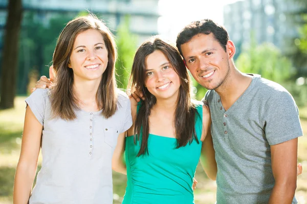 Vrienden in park — Stockfoto