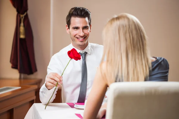 Paar in restaurant — Stockfoto