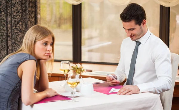 Paar in restaurant — Stockfoto