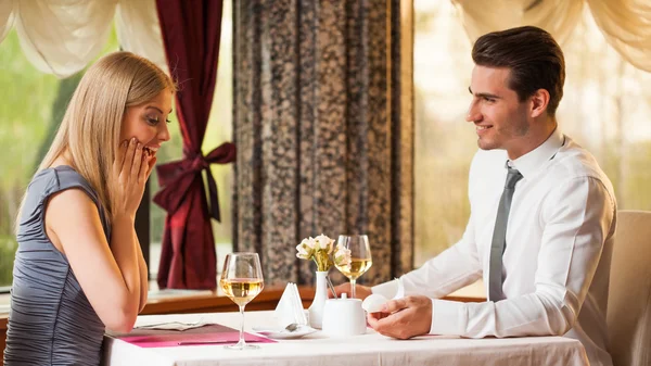 Paar in restaurant — Stockfoto