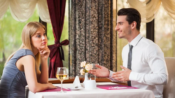 Pareja en el restaurante — Foto de Stock