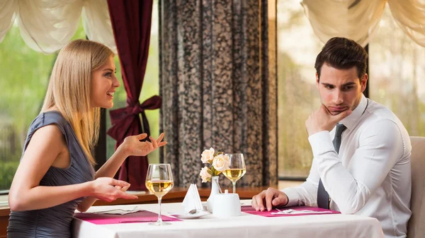 Paar in restaurant — Stockfoto