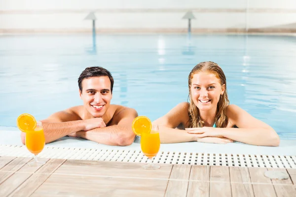 Casal na piscina — Fotografia de Stock