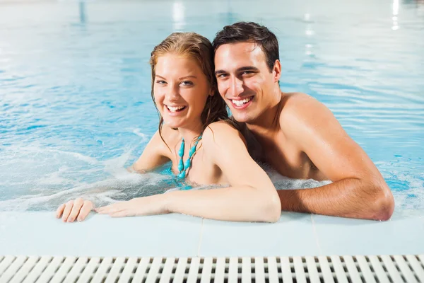 Paar am Pool — Stockfoto