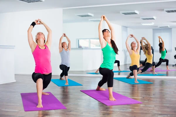 Lezione di yoga — Foto Stock