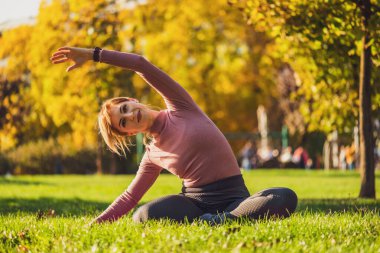 Güneşli bir günde pilates uygulayan kadın. Denizkızı egzersiz.