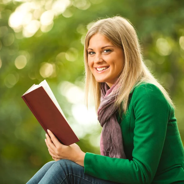 Woman in park — Stock Photo, Image