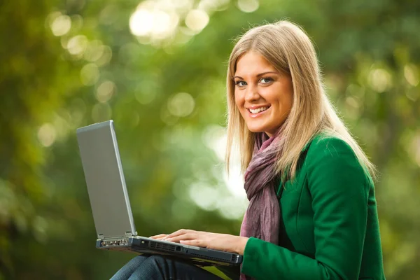 Woman in park — Stock Photo, Image