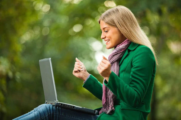 Woman in park — Stock Photo, Image