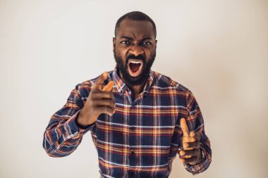 Tehdit eden kızgın siyahi adamın portresi.