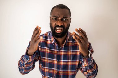 Birisiyle tartışan duygusal olarak stresli ve kızgın bir zenci portresi..