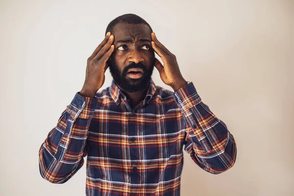 Endişeli ve başı ağrıyan siyah bir adamın portresi..