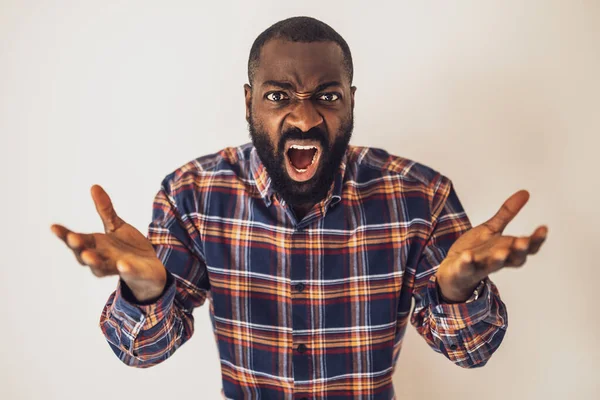 Duygusal olarak stresli ve kızgın siyah bir adamın portresi..