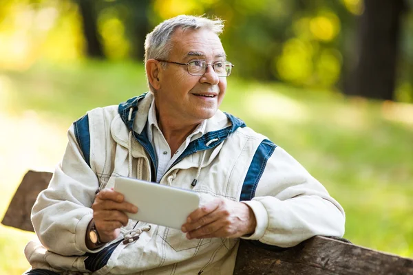 Старший мужчина на активной пенсии — стоковое фото