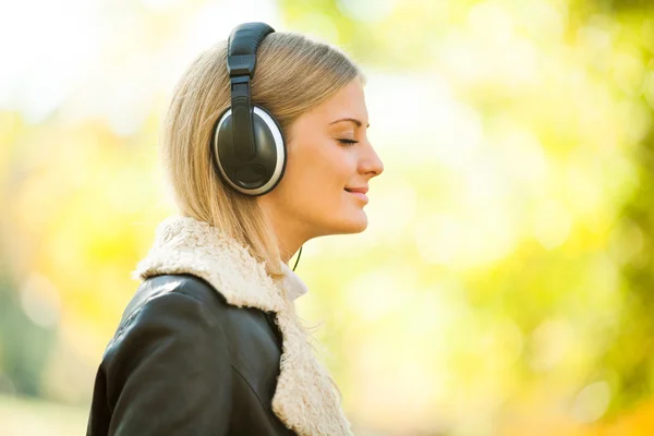 Listening to music — Stock Photo, Image