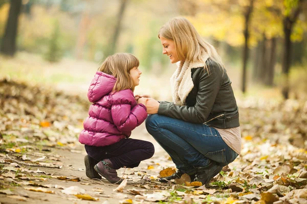 Lycklig familj i parken — Stockfoto