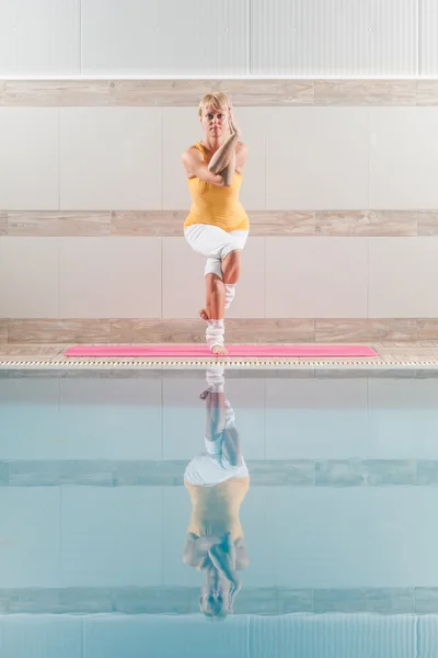 Kobieta praktykująca jogę — Zdjęcie stockowe